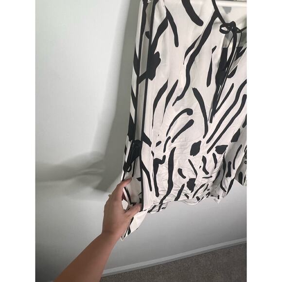 Diane Von Furstenberg Printed Silk Slit Sleeve Tie Neck Blouse Black/White Sz 2 - Picture 8 of 12